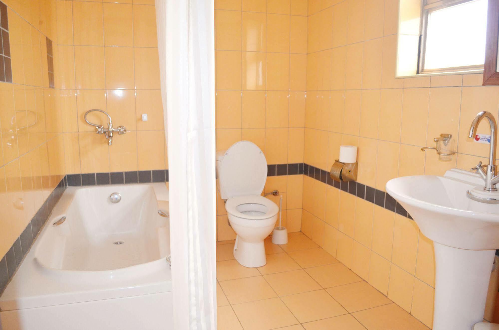 Hotel Triangle Kampala Extérieur photo