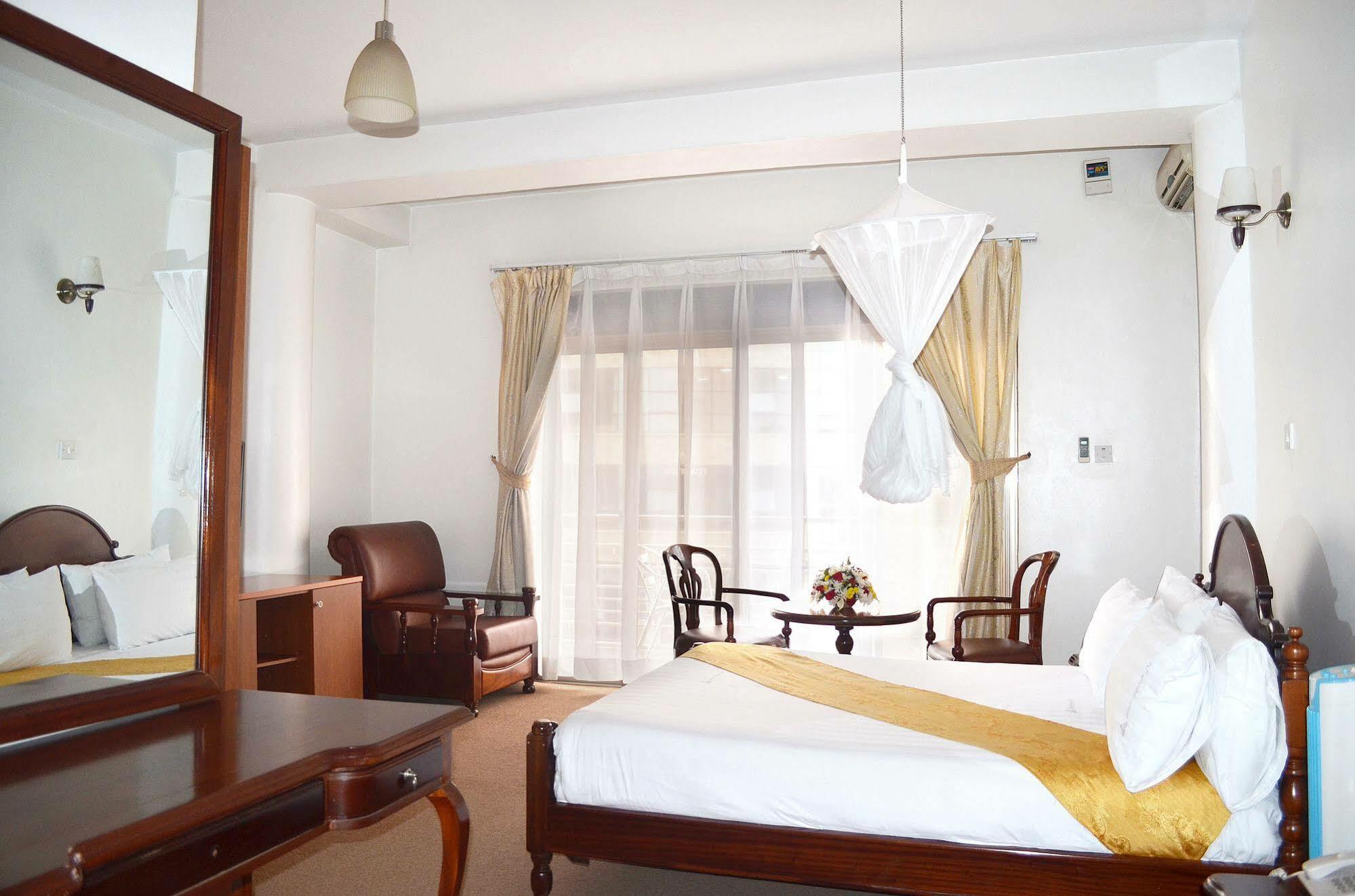 Hotel Triangle Kampala Extérieur photo