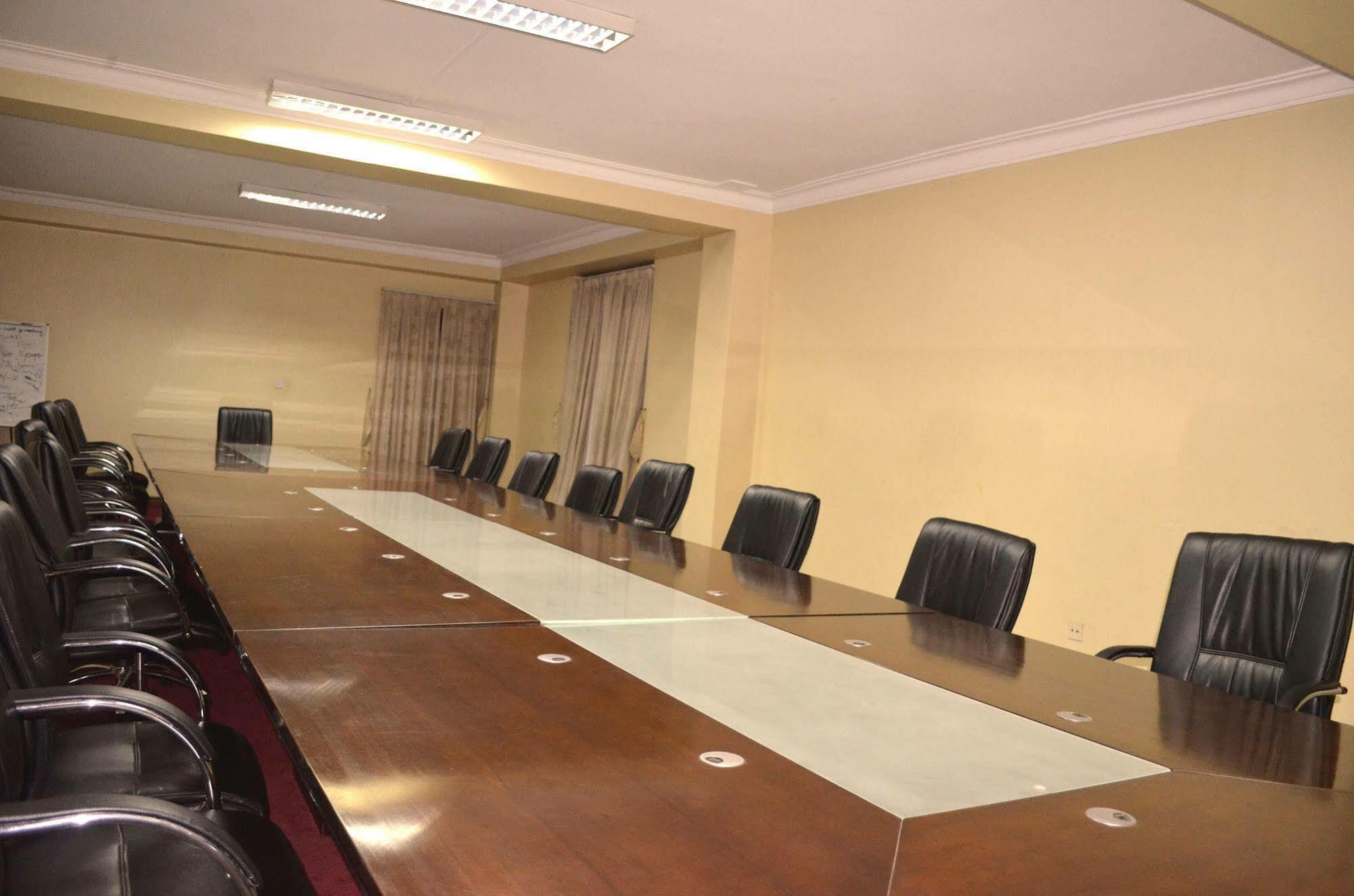Hotel Triangle Kampala Extérieur photo
